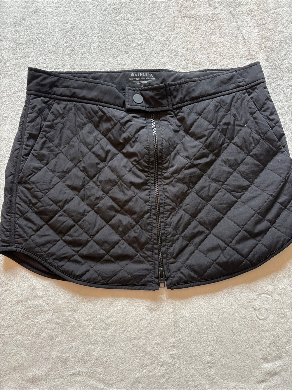 ATHLETA BLACK TOASTY BUNS QUILTED FRONT-ZIP MINI SKIRT